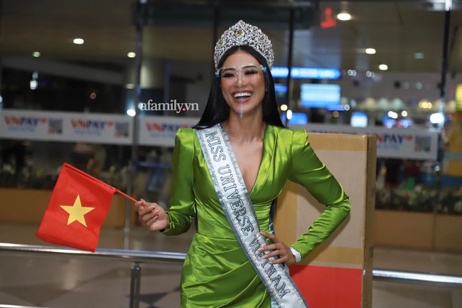 Á hậu Kim Duyên mang theo 13 chiếc vali lớn lên đường dự Miss Universe 2021, xúc động trong vòng tay cha mẹ - Ảnh 3.