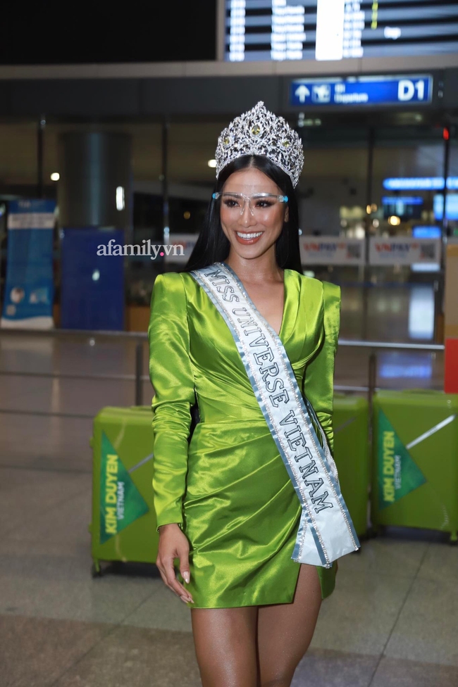 Á hậu Kim Duyên mang theo 13 chiếc vali lớn lên đường dự Miss Universe 2021, xúc động trong vòng tay cha mẹ - Ảnh 2.