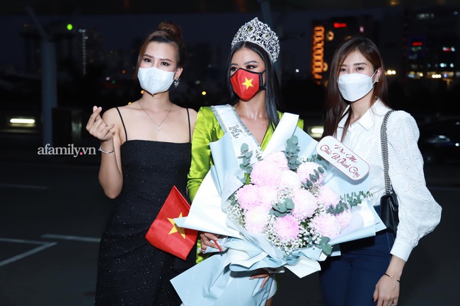 Á hậu Kim Duyên mang theo 13 chiếc vali lớn lên đường dự Miss Universe 2021, xúc động trong vòng tay cha mẹ - Ảnh 10.