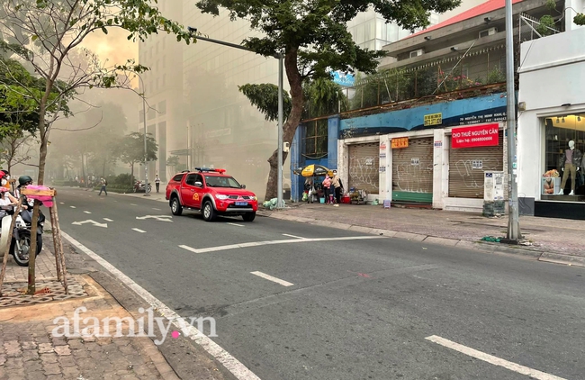NÓNG: Đang cháy lớn quán bar ở quận 3 TP.HCM, phong tỏa một đoạn phố Nguyễn Thị Minh Khai mở đường cho xe cứu hỏa - Ảnh 1.