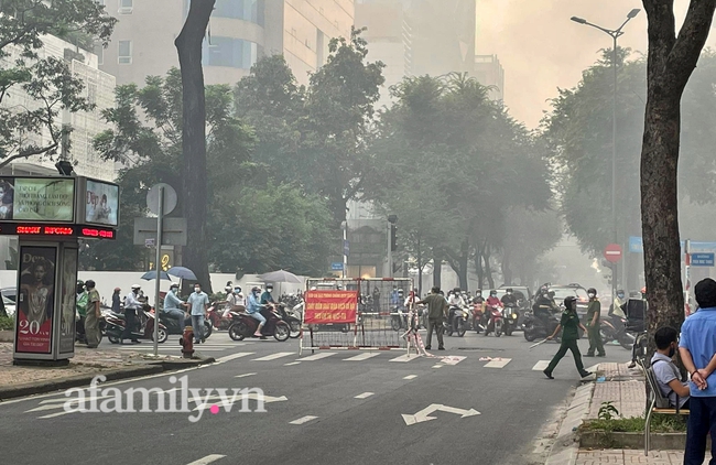 NÓNG: Đang cháy lớn quán bar ở quận 3 TP.HCM, phong tỏa một đoạn phố Nguyễn Thị Minh Khai mở đường cho xe cứu hỏa - Ảnh 2.