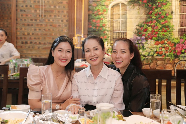 Thương ngày nắng về: Hóa ra bà Nga thời trẻ chính là mẹ Hồng Đăng trong Hướng dương ngược nắng, nhan sắc đời thực phúc hậu, dịu dàng - Ảnh 8. Thương ngày nắng về: Hóa ra bà Nga thời trẻ chính là mẹ Hồng Đăng trong Hướng dương ngược nắng, nhan sắc đời thực phúc hậu, dịu dàng - Ảnh 8.