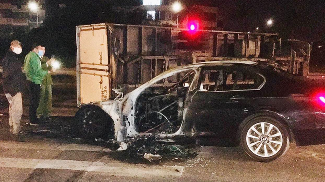 BMW bốc cháy sau cú va chạm kinh hoàng với xe tải ở Hà Nội - Ảnh 1.