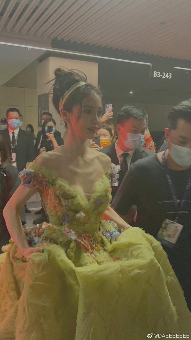 Angelababy bị bắt gặp đưa con trai đi dạo phố nhưng netizen lại chỉ chú ý đến điều này - Ảnh 2.