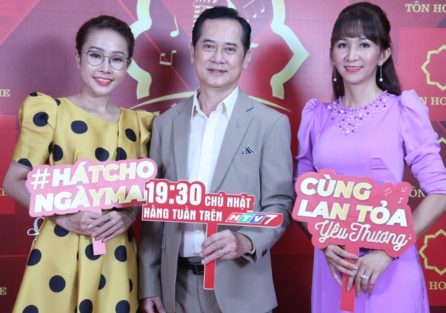 MC Quyền Linh &quot;khóc nghẹn&quot;, cảm phục trước tấm lòng của bà mẹ một con, không tiếc thân mình tham gia chống dịch - Ảnh 2.