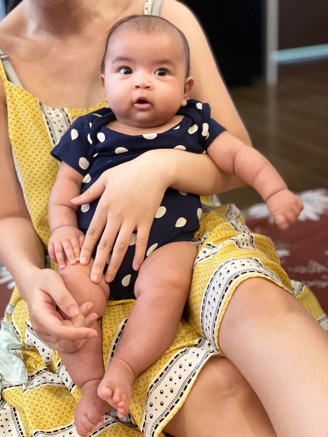 Võ Hạ Trâm hí hửng "lên đồ" xuống phố cùng con gái nhưng biểu cảm của bé lại khiến dân mạng phì cười - Ảnh 3.