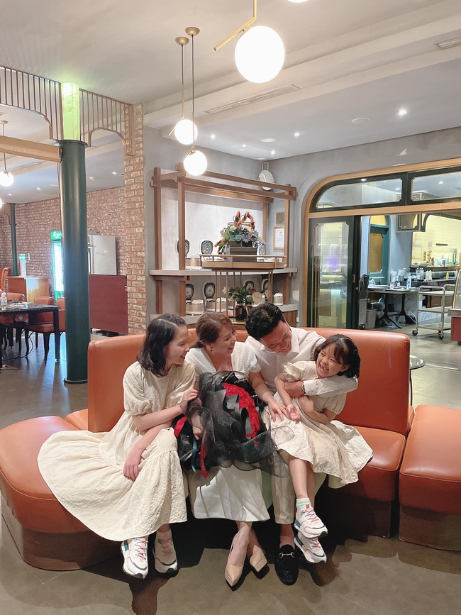Hồng Đăng khoe ảnh kỷ niệm 13 năm ngày cưới, ai cũng bất ngờ với vẻ ngoài phổng phao xinh xắn của con gái đầu - Ảnh 3. Hồng Đăng khoe ảnh kỷ niệm 13 năm ngày cưới, ai cũng bất ngờ với vẻ ngoài phổng phao xinh xắn của con gái đầu - Ảnh 3.