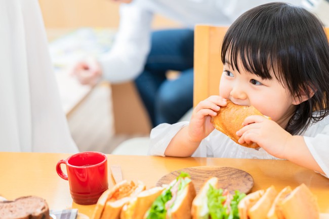 2 thói quen khi ăn khiến trẻ chậm cao lớn vì thiếu nguyên tố này cơ thể cần - Ảnh 2.