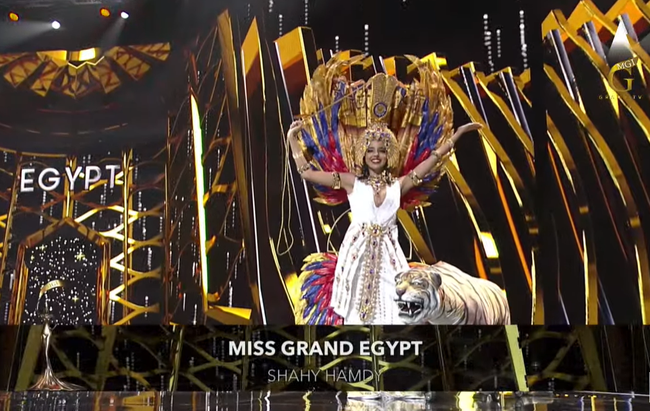 Sự cố đáng tiếc của Thùy Tiên trong lúc trình diễn trang phục dân tộc tại Miss Grand, các thí sinh khác cũng &quot;cồng kềnh&quot; chẳng kém - Ảnh 6.