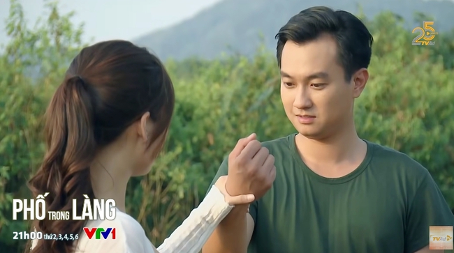 Phố trong làng tập 16: Nam xao xuyến trước Ngọc, anh Đồng "Mùa hoa tìm lại" xuất hiện, "chemistry" tóe lửa với Mến - Ảnh 5. Phố trong làng tập 16: Nam xao xuyến trước Ngọc, anh Đồng "Mùa hoa tìm lại" xuất hiện, "chemistry" tóe lửa với Mến - Ảnh 5.