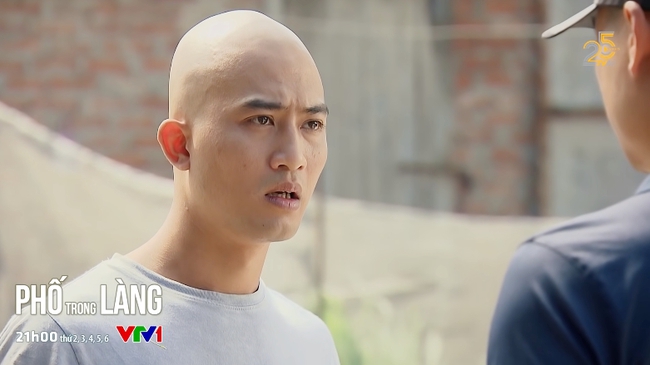 Phố trong làng tập 16: Nam xao xuyến trước Ngọc, anh Đồng "Mùa hoa tìm lại" xuất hiện, "chemistry" tóe lửa với Mến - Ảnh 3. Phố trong làng tập 16: Nam xao xuyến trước Ngọc, anh Đồng "Mùa hoa tìm lại" xuất hiện, "chemistry" tóe lửa với Mến - Ảnh 3.