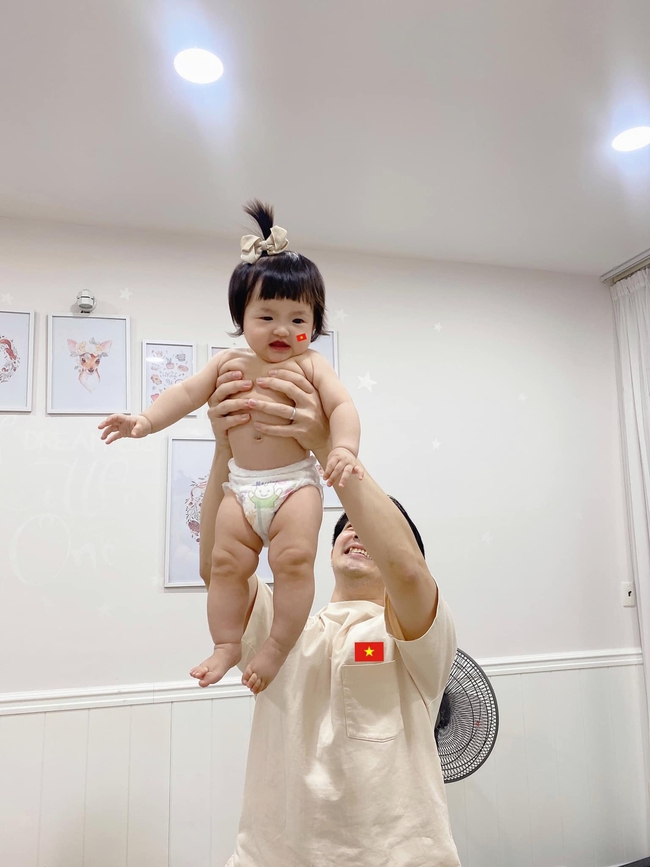 Hot mom Việt dùng bỉm gì cho con: Đông Nhi tin tưởng hãng "quốc dân", Võ Hạ Trâm dùng loại mới toanh có giá "hạt dẻ" - Ảnh 1. Hot mom Việt dùng bỉm gì cho con: Đông Nhi tin tưởng hãng "quốc dân", Võ Hạ Trâm dùng loại mới toanh có giá "hạt dẻ" - Ảnh 1.