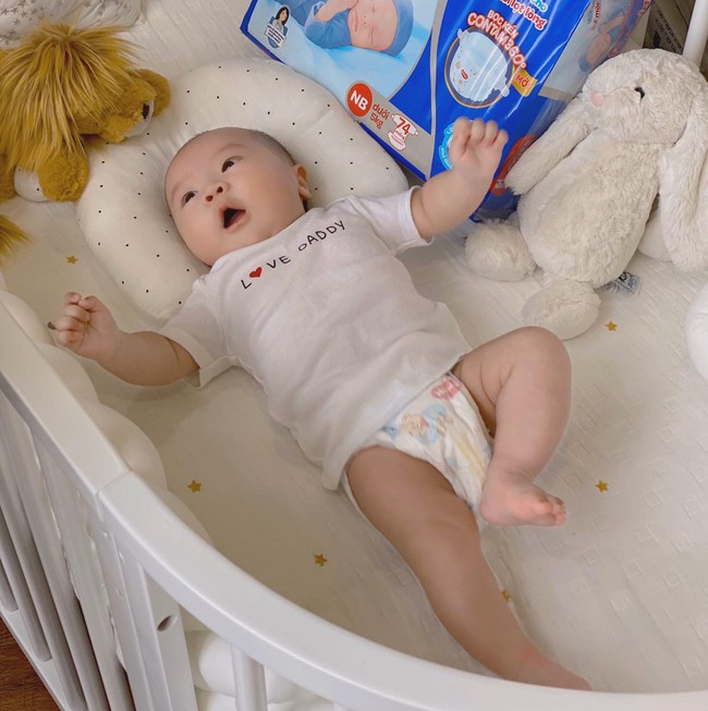 Hot mom Việt dùng bỉm gì cho con: Đông Nhi tin tưởng hãng "quốc dân", Võ Hạ Trâm dùng loại mới toanh có giá "hạt dẻ" - Ảnh 4. Hot mom Việt dùng bỉm gì cho con: Đông Nhi tin tưởng hãng "quốc dân", Võ Hạ Trâm dùng loại mới toanh có giá "hạt dẻ" - Ảnh 4.
