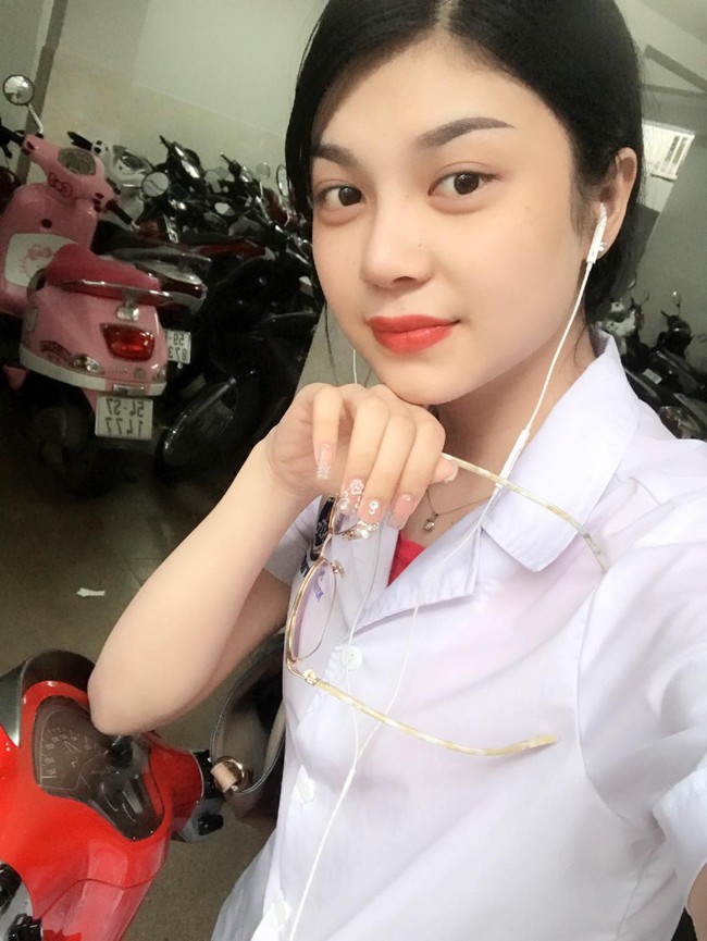 Thông tin ít ai để ý về Lily Chen: Xuất thân nghèo khó nhưng 18 tuổi đã kiếm được 10 tỷ nhờ làm việc này - Ảnh 3.