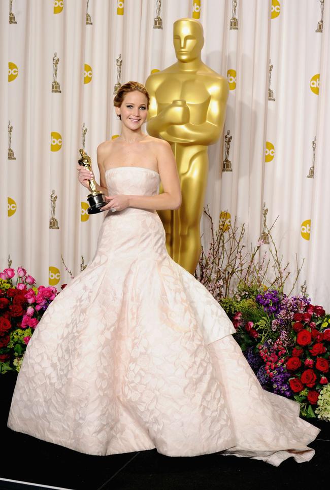 actress-jennifer-lawrence-poses-in-the-press-room-during-news-photo-1635759371-16360040863671543716855.jpg