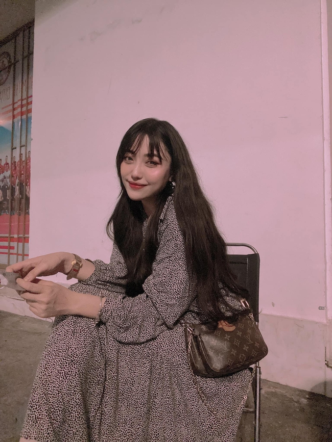 Ngoại hình khác lạ của vợ cũ Vinh Râu hậu ly hôn, lộ cằm nhọn hoắt - Ảnh 3.