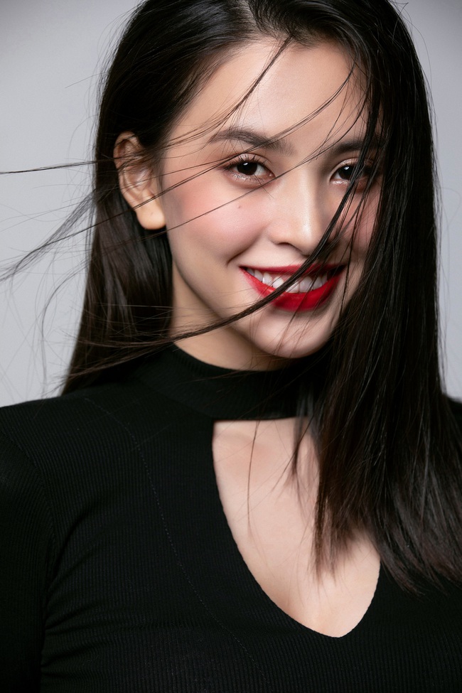 Theo style của Song Hye Kyo, Hoa hậu Tiểu Vy khiến ai nấy ngẩn ngơ, ê kíp còn tung clip đảm bảo đời thực cũng đẹp như photoshop - Ảnh 8.