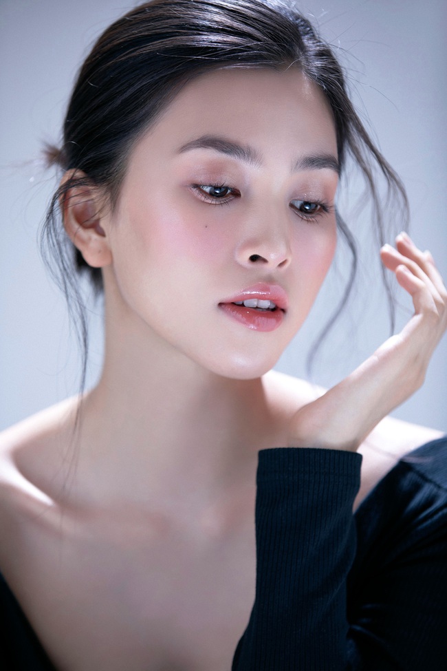 Theo style của Song Hye Kyo, Hoa hậu Tiểu Vy khiến ai nấy ngẩn ngơ, ê kíp còn tung clip đảm bảo đời thực cũng đẹp như photoshop - Ảnh 1.