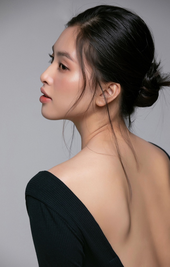 Theo style của Song Hye Kyo, Hoa hậu Tiểu Vy khiến ai nấy ngẩn ngơ, ê kíp còn tung clip đảm bảo đời thực cũng đẹp như photoshop - Ảnh 4.