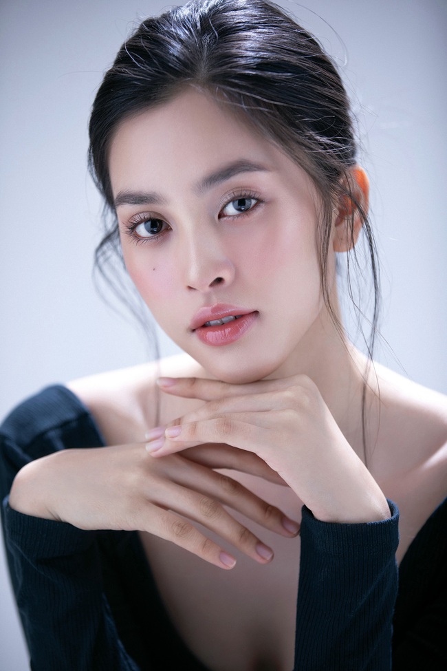 Theo style của Song Hye Kyo, Hoa hậu Tiểu Vy khiến ai nấy ngẩn ngơ, ê kíp còn tung clip đảm bảo đời thực cũng đẹp như photoshop - Ảnh 2.