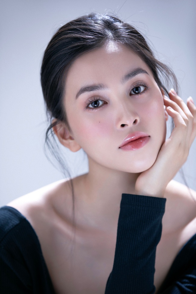 Theo style của Song Hye Kyo, Hoa hậu Tiểu Vy khiến ai nấy ngẩn ngơ, ê kíp còn tung clip đảm bảo đời thực cũng đẹp như photoshop - Ảnh 3.