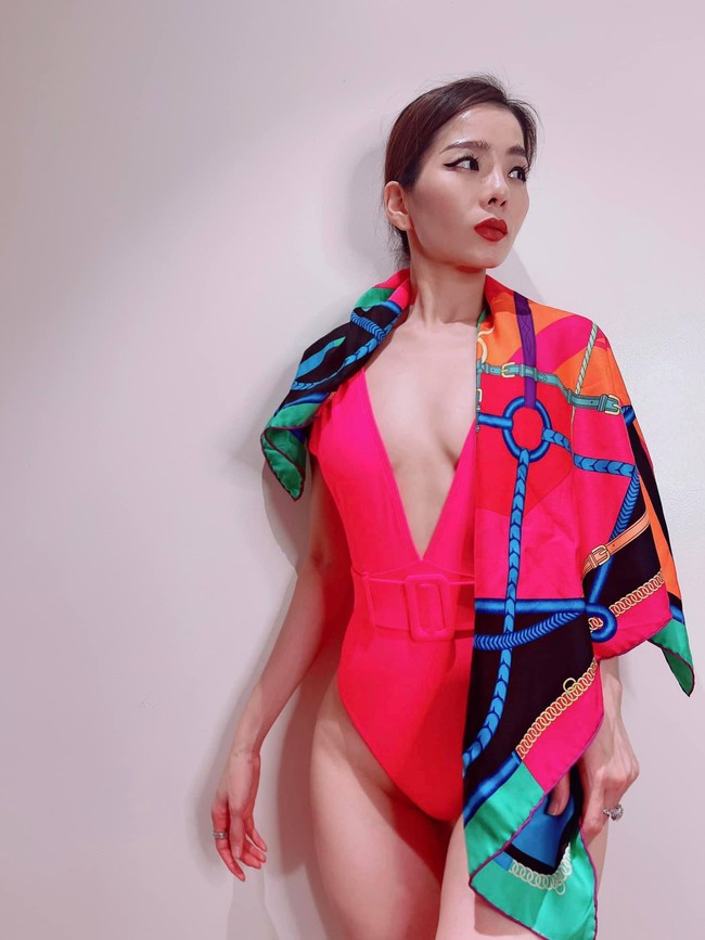 Lệ Quyên mặc váy ngủ để lộ bầu ngực đẫy đà dù nhiều lần bị dân mạng chỉ trích - Ảnh 3.