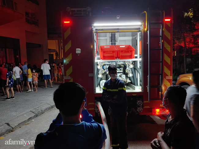 Hà Nội: Nửa đêm hàng nghìn người hốt hoảng chạy thang bộ thoát nạn vì cháy chung cư - Ảnh 5.