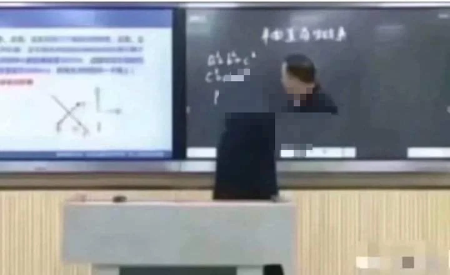 Thầy giáo đang giảng bài thì internet trục trặc, màn hình của sinh viên bất ngờ hiện lên một hình ảnh đáng sợ, xem xong muốn xỉu tại chỗ - Ảnh 1.