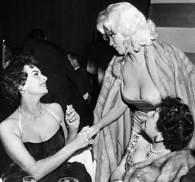 Khoảnh khắc huyền thoại: Sophia Loren lườm vòng 1 của đồng nghiệp - Ảnh 2.