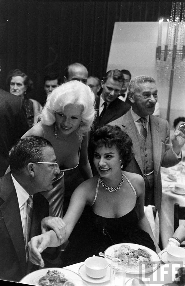 Khoảnh khắc huyền thoại: Sophia Loren lườm vòng 1 của đồng nghiệp - Ảnh 3.