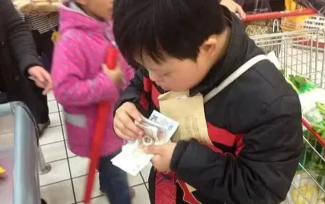 Con trai 7 tuổi đi mua gói muối hết 180 ngàn, ông bố nổi giận đùng đùng xông đến siêu thị làm cho ra lẽ, biết sự thật muốn té xỉu - Ảnh 1.