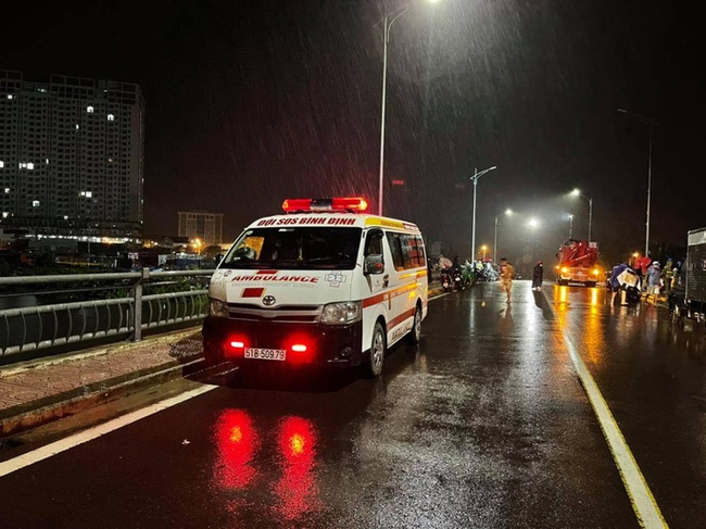 Nữ sinh lớp 11 nhảy cầu tự tử dưới đêm mưa tầm tả   - Ảnh 1.