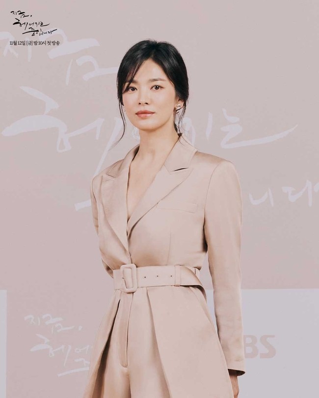 Song Hye Kyo diện váy siêu ngắn khoe đùi trắng nõn bên &quot;tình trẻ&quot; kém 12 tuổi, dân tình phát hiện loạt chi tiết sai sai! - Ảnh 2.