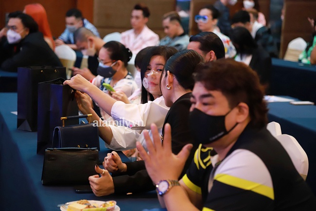 Nóng: Cùng tham gia sự kiện nhưng Cát Phượng và Kiều Minh Tuấn lại "mỗi người một nơi", chẳng lẽ đã toang? - Ảnh 4. Nóng: Cùng tham gia sự kiện nhưng Cát Phượng và Kiều Minh Tuấn lại "mỗi người một nơi", chẳng lẽ đã toang? - Ảnh 4.
