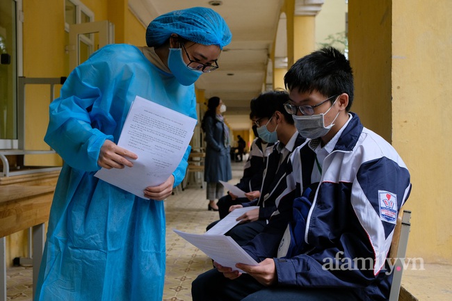 Tạm dừng tiêm vaccine cho học sinh cấp 2 sau tăng hạn sử dụng thêm 3 tháng ở Hà Nội - Ảnh 1.