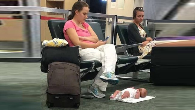 Mẹ mải xem điện thoại vứt con dưới đất, bức ảnh khiến người mẹ khủng hoảng vì bị chỉ trích thậm tệ, sự thật phía sau đáng xấu hổ hơn - Ảnh 1. Mẹ mải xem điện thoại vứt con dưới đất, bức ảnh khiến người mẹ khủng hoảng vì bị chỉ trích thậm tệ, sự thật phía sau đáng xấu hổ hơn - Ảnh 1.