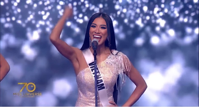 Bán kết Miss Universe 2021: Kim Duyên chính thức lộ diện, bước vào phần thi áo tắm &quot;cực nóng&quot; - Ảnh 3.