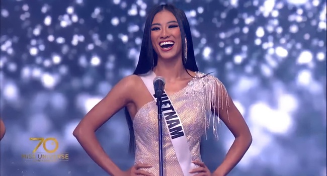 Bán kết Miss Universe 2021: Kim Duyên chính thức lộ diện, bước vào phần thi áo tắm &quot;cực nóng&quot; - Ảnh 2.