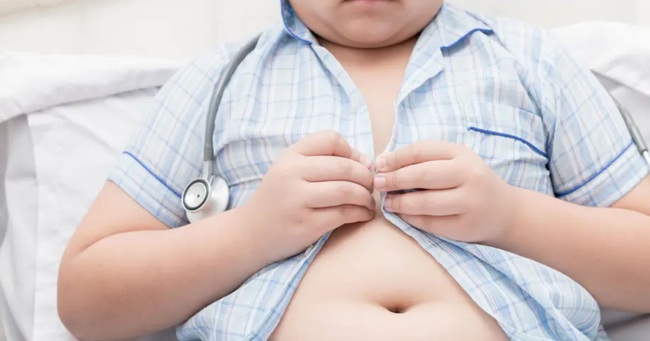 Con tôi 10 tháng bị thừa cân thì có đáng lo ngại không, có cần đi khám bác sĩ không? - Ảnh 1.