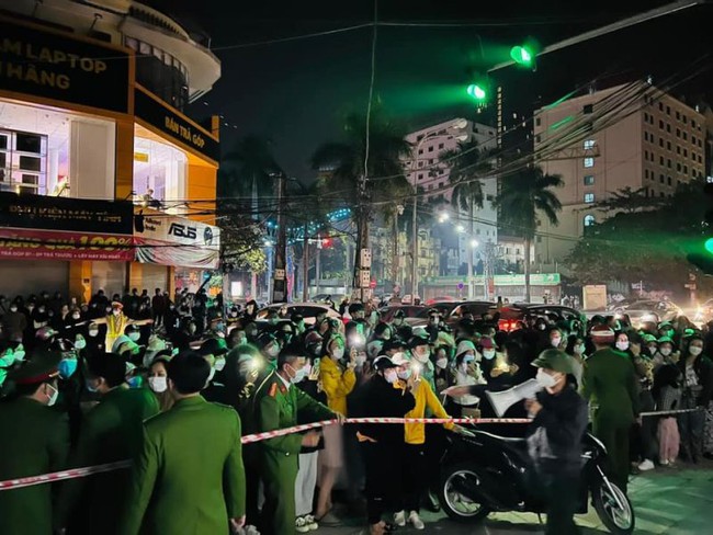 Vụ nữ sinh bị đánh đập, làm nhục trong shop thời trang ở Thanh Hóa: Dân bức xúc "quây" cửa shop, nạn nhân sốc tâm lý đã bỏ nhà đi? - Ảnh 5. Vụ nữ sinh bị đánh đập, làm nhục trong shop thời trang ở Thanh Hóa: Dân bức xúc "quây" cửa shop, nạn nhân sốc tâm lý đã bỏ nhà đi? - Ảnh 5.