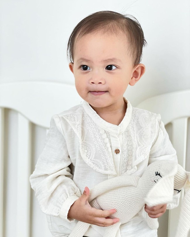 Leon có hành động "tình thương mến thương" thế nào với chị gái Lisa mà khiến netizen không nhịn được cười? - Ảnh 4. Leon có hành động "tình thương mến thương" thế nào với chị gái Lisa mà khiến netizen không nhịn được cười? - Ảnh 4.