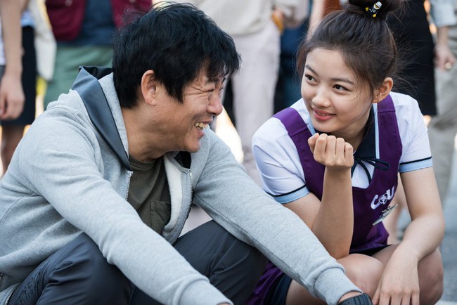 Ông bố quốc dân của Reply 1988 &quot;chấm&quot; Kim Yoo Jung làm con dâu tương lai - Ảnh 3.