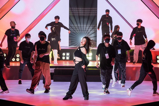 "Mẹ 1 con" Đông Nhi diện crop-top khoe vòng eo thon gọn, hứa hẹn bùng nổ trên sân khấu thực tế ảo đầy đột phá - Ảnh 3. "Mẹ 1 con" Đông Nhi diện crop-top khoe vòng eo thon gọn, hứa hẹn bùng nổ trên sân khấu thực tế ảo đầy đột phá - Ảnh 3.