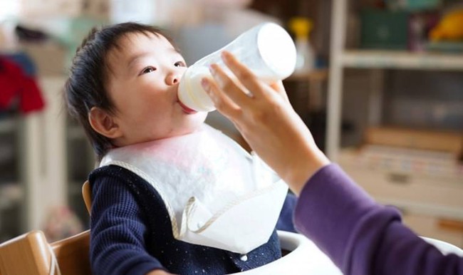 Lo sợ sữa bột không đủ, người bà đã pha sữa nóng khiến cháu bé phải nhập viện cấp cứu - Ảnh 1.