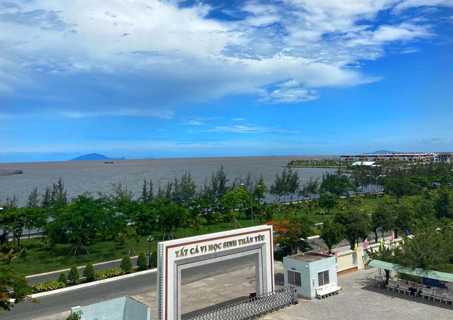 Một trường THPT gây sốt vì cảnh quan cực chất: Nằm sát biển, mỗi lần đi học lại lắng nghe tiếng sóng rì rào, lãng mạn thôi rồi - Ảnh 2. Một trường THPT gây sốt vì cảnh quan cực chất: Nằm sát biển, mỗi lần đi học lại lắng nghe tiếng sóng rì rào, lãng mạn thôi rồi - Ảnh 2.