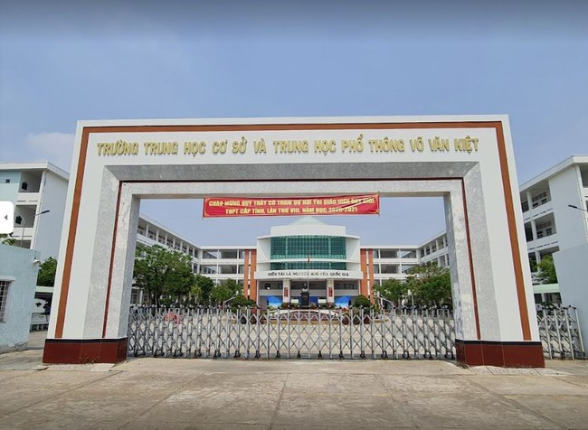 Một trường THPT gây sốt vì cảnh quan cực chất: Nằm sát biển, mỗi lần đi học lại lắng nghe tiếng sóng rì rào, lãng mạn thôi rồi - Ảnh 1. Một trường THPT gây sốt vì cảnh quan cực chất: Nằm sát biển, mỗi lần đi học lại lắng nghe tiếng sóng rì rào, lãng mạn thôi rồi - Ảnh 1.