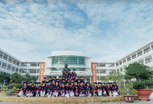 Một trường THPT gây sốt vì cảnh quan cực chất: Nằm sát biển, mỗi lần đi học lại lắng nghe tiếng sóng rì rào, lãng mạn thôi rồi - Ảnh 5. Một trường THPT gây sốt vì cảnh quan cực chất: Nằm sát biển, mỗi lần đi học lại lắng nghe tiếng sóng rì rào, lãng mạn thôi rồi - Ảnh 5.
