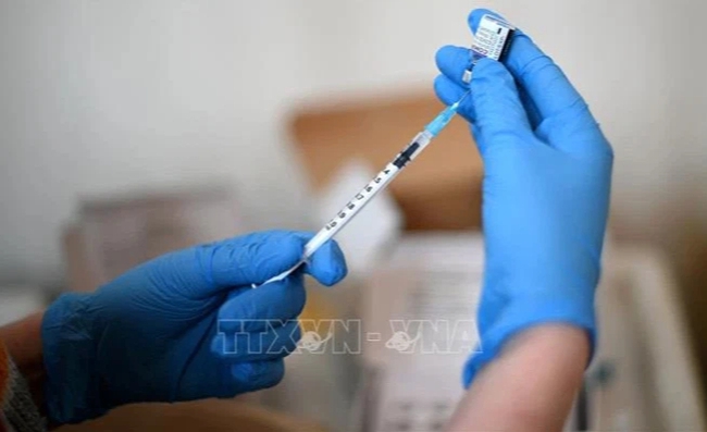 WHO khuyến nghị tạm thời tiêm kết hợp các loại vaccine ngừa COVID-19 - Ảnh 1.