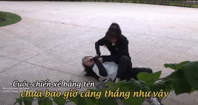 Running Man: Trường Giang gào khóc với Lan Ngọc, Hòa Minzy bị đè xuống đất, lộ cảnh há miệng cực thảm - Ảnh 2.