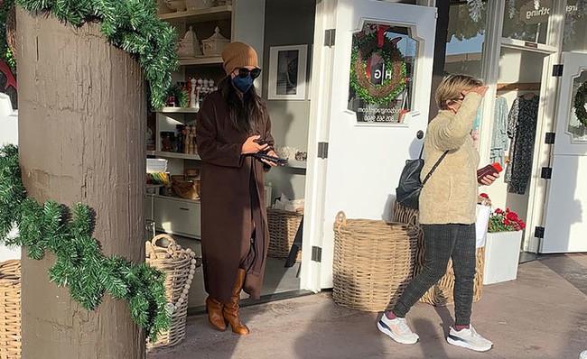 Khoảnh khắc Meghan Markle rớt "mặt nạ", hiện nguy&ecirc;n h&igrave;nh khiến dư luận hả h&ecirc;, Harry c&acirc;m n&iacute;n - Ảnh 1.